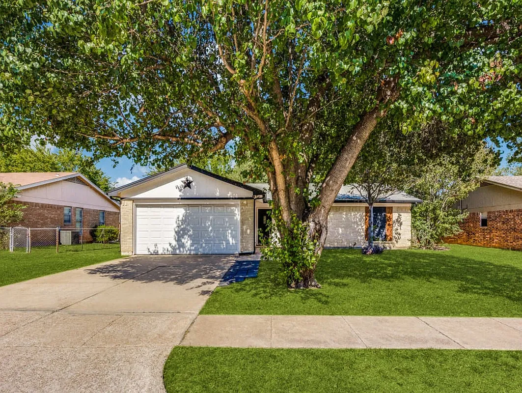 600 Northwest Ann Lois Lane Burleson TX 76028 — Photo 1