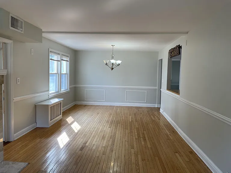 9 Royal Ave — Photo 3