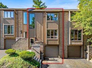 385 Hawthorn Ct, Pittsburgh, PA