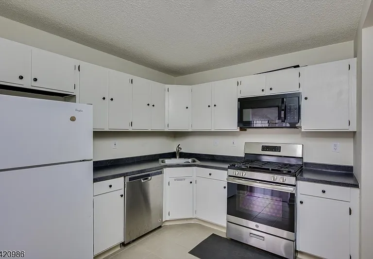 69 Amberly Ct — Photo 8