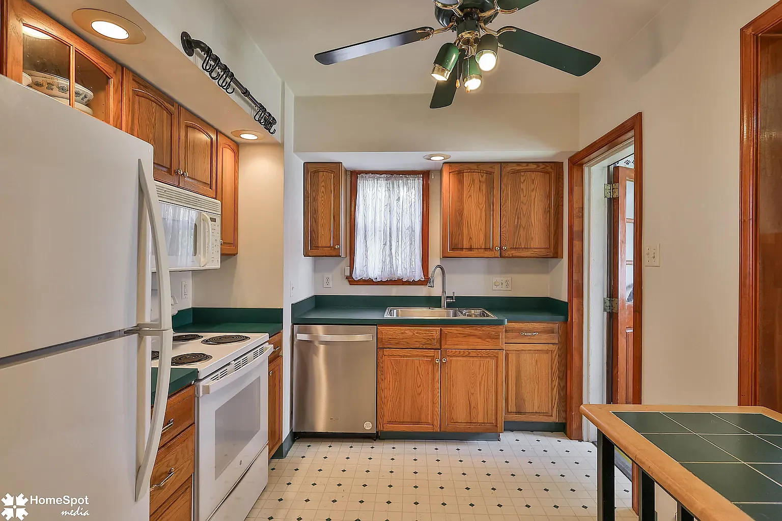 3 bed, 1200 sqft, $2,150 — Photo 2
