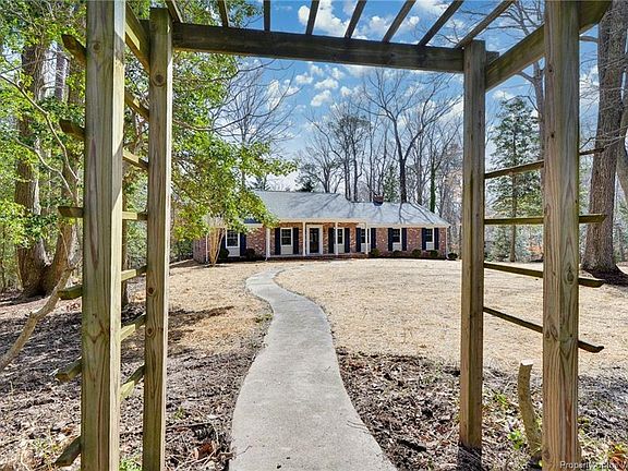 3rd image of 104 Kingspoint Dr