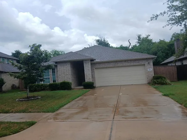 208 Timber Grove Ct, Clute, TX 77531