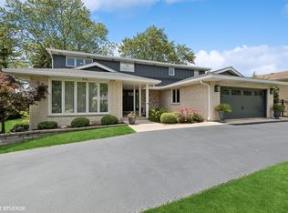 2S630 Avenue Chateaux E, Oak Brook, IL 60523