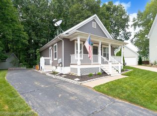 368 Chalmers Ln, Howell, MI 48843