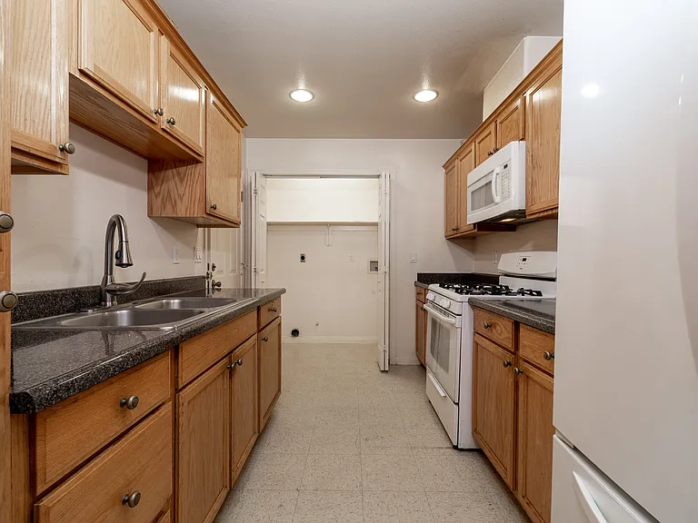 730 Pine Ave — Photo 17
