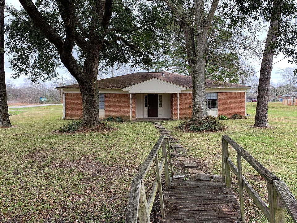 2303 2nd St., Liverpool, TX
