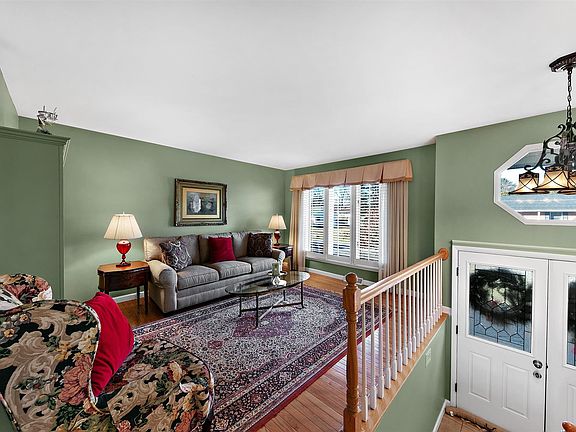 4th image of 7 Marjorie Dr