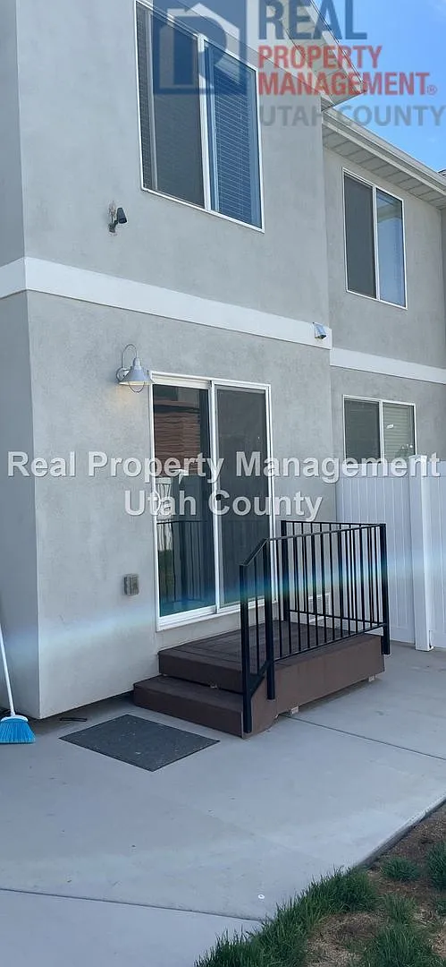 New Lower Price! Pet Friendly Townhouse Plus $500 off first full month rent — Photo 3