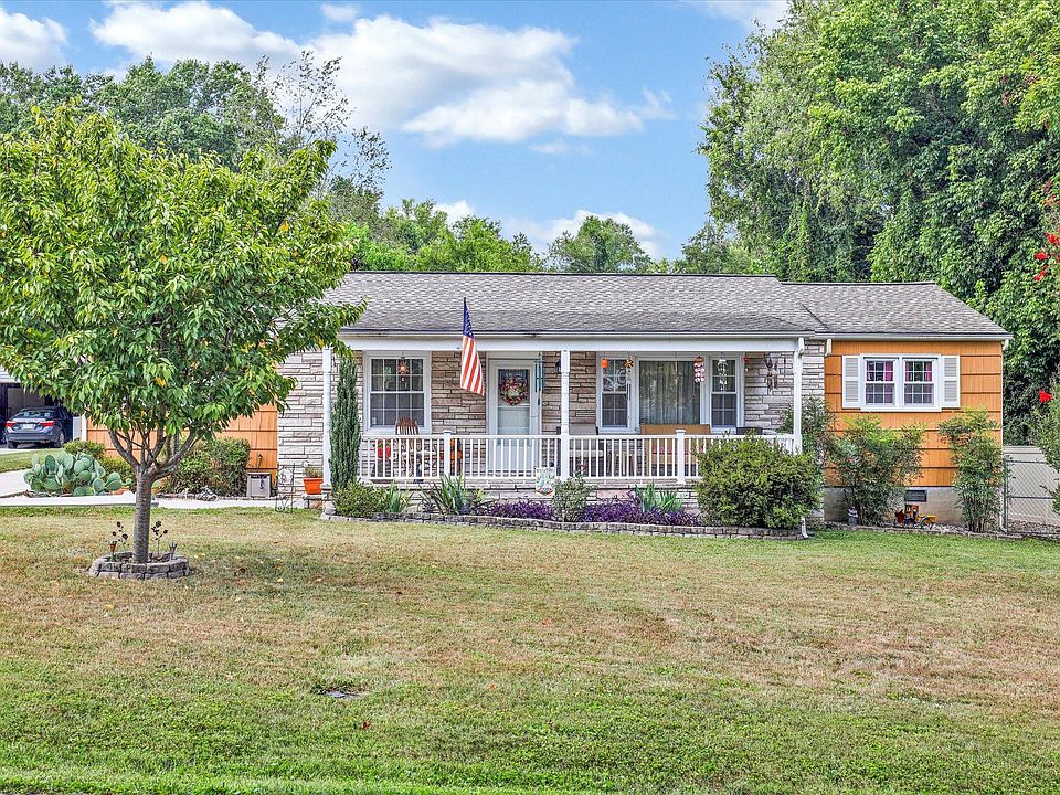 1st image of 305 Colonial Dr