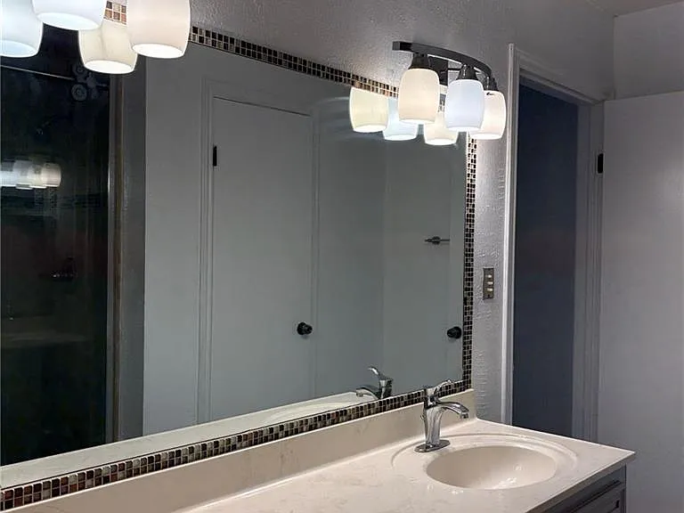 901 E Dallas Ave #16 — Photo 9