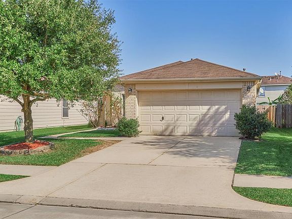 Located within an established and popular community with great access to shops, retail and the local park. Perfect for commuters with quick access to I-45, The Hardy toll Road, The International airport and so much more!