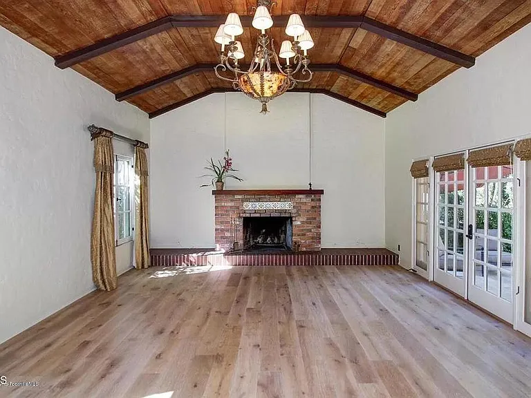 1064 Linda Vista Ave — Photo 2