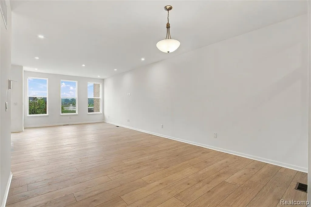 3 bed, 2.5 bath, 2944 sqft, $3,950 — Photo 3