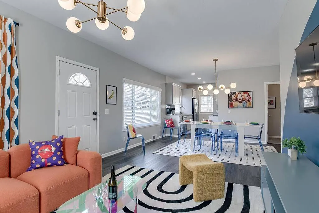 4 bed, $2,600 — Photo 1