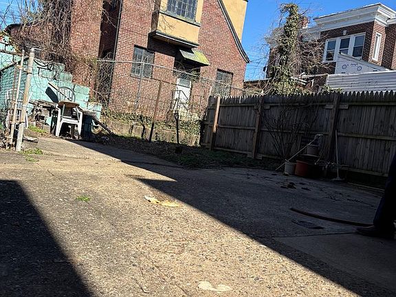 4th image of 1266 Magnolia Ave