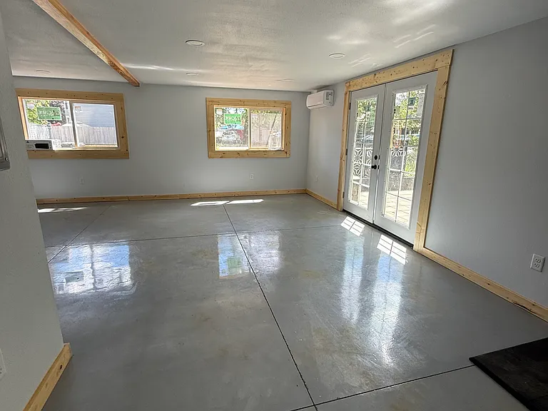 322 SW Washington St — Photo 4