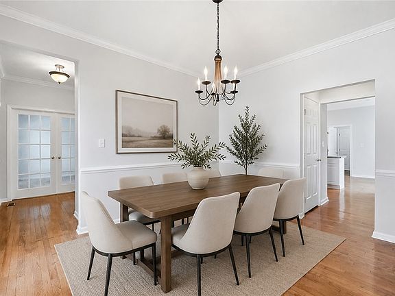 3rd image of 2608 King George St