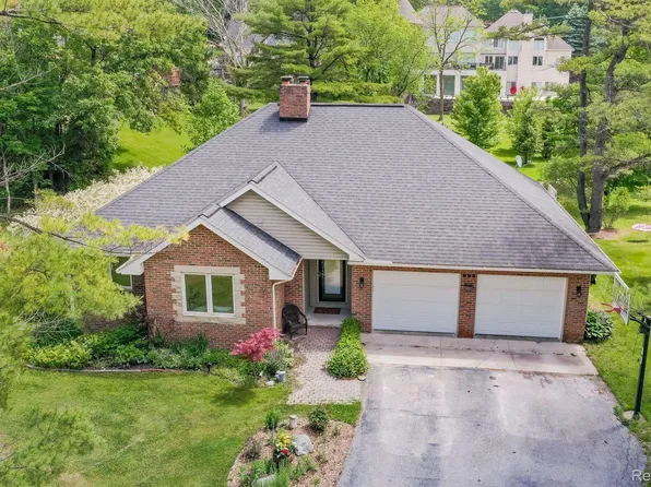 994 Hidden Valley Dr, Lake Orion, MI 48362