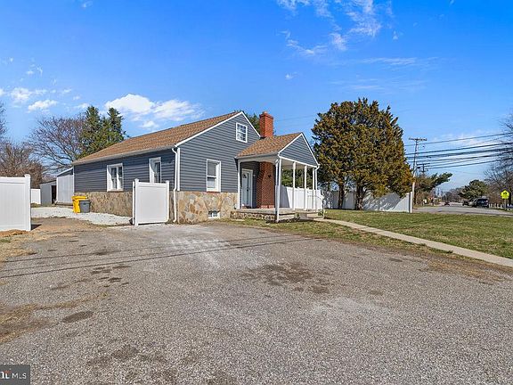 3rd image of 8489 Arbutus Rd