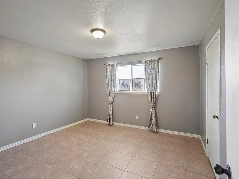 521 Gardenia St — Photo 17