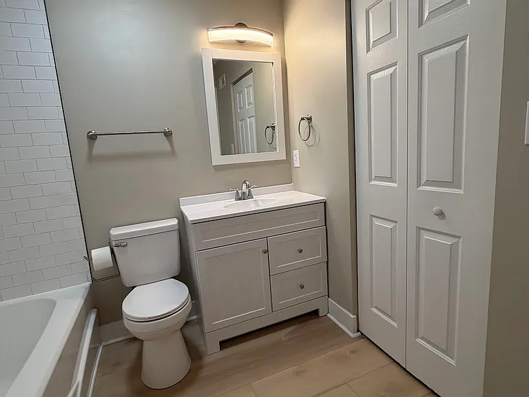 Main bedroom en suite bath with walk-in closet and linen closet