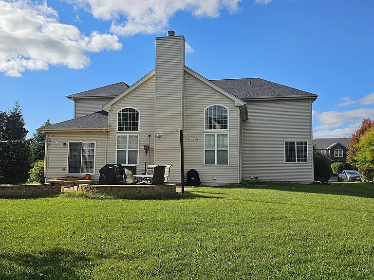 1685 White Oak Ln — Photo 2