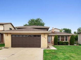 563 Fawn Ct, Carol Stream, IL 60188