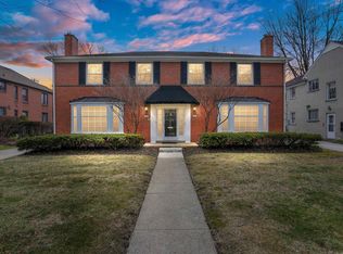 860 Trombley Rd, Grosse Pointe, MI 48230