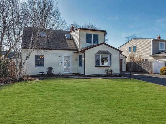 2nd image of 11 Andrew Ln #11