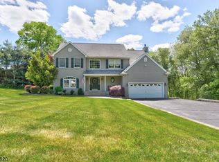 1 Mackenzie Ln, Oak Ridge, NJ 07438