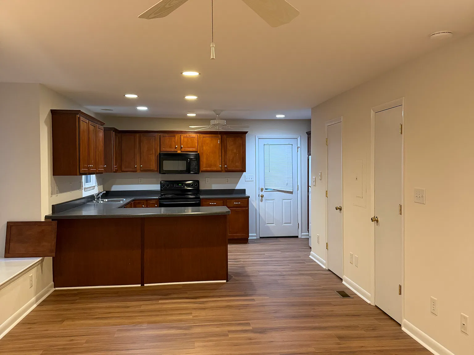 2 bed, 2.5 bath, 1100 sqft, $1,600 — Photo 3