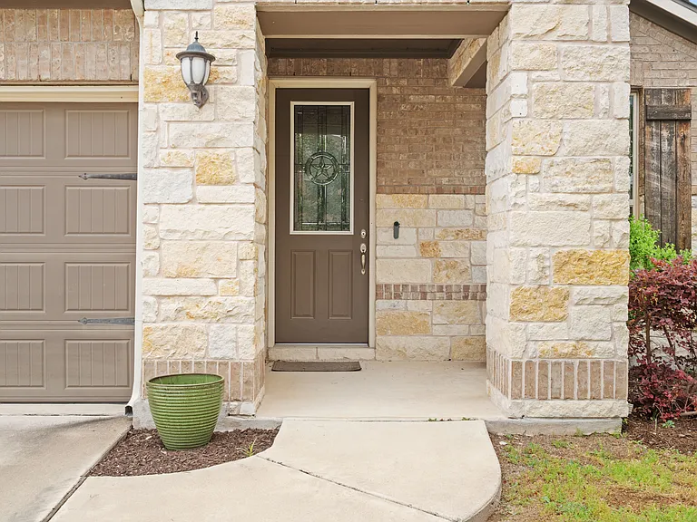 928 Myrna Bnd — Photo 3