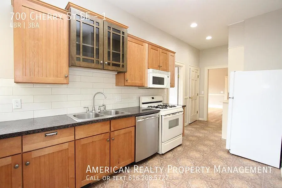 700 Cherry St SE — Photo 3