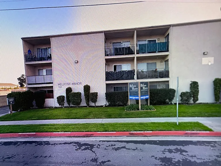 093 - Melrose Manor — Photo 1