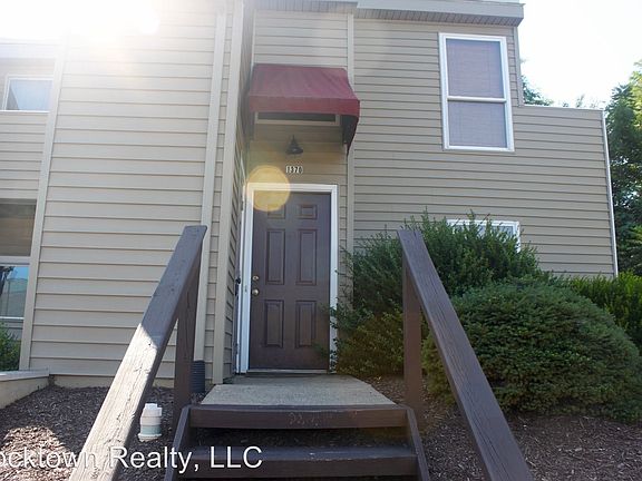 3rd image of 1370 Bradley Dr