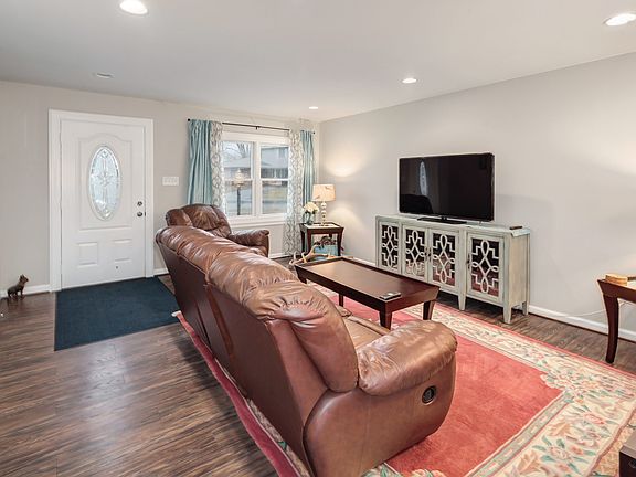 5th image of 205 N Alder Ave
