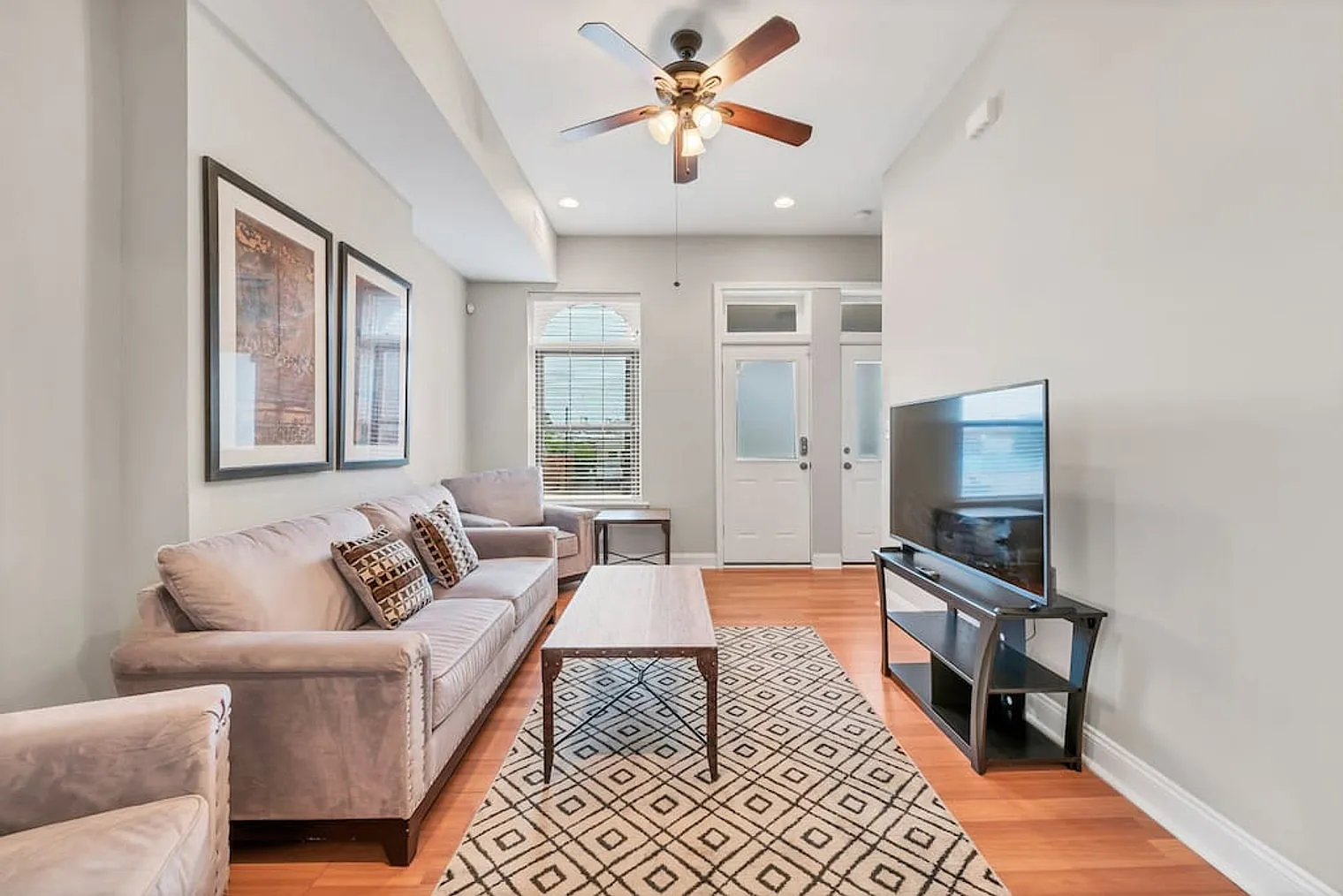 6 bed, 4.0 bath, 2389 sqft, $5,372 — Photo 4