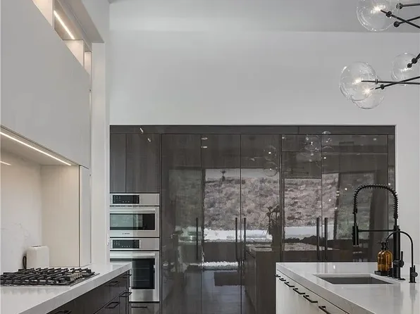 692 Scenic Cliff Dr, Henderson, NV 89012