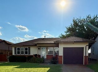 406 S 18th St, Clinton, OK 73601