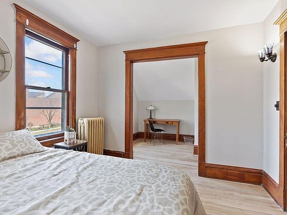5th image of 1305 W Marshall Ave