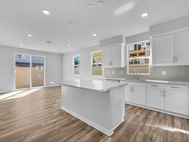 438 Meyer Pl — Photo 9