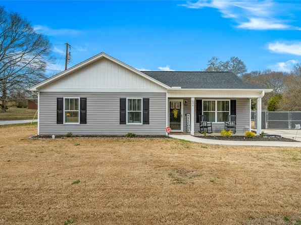606 S Academy St, Williamston, SC 29697