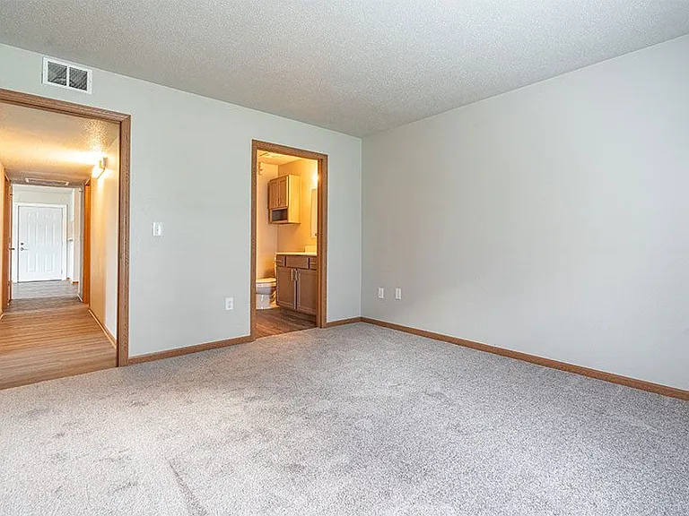 ASPEN BLUFF APARTMENTS — Photo 10