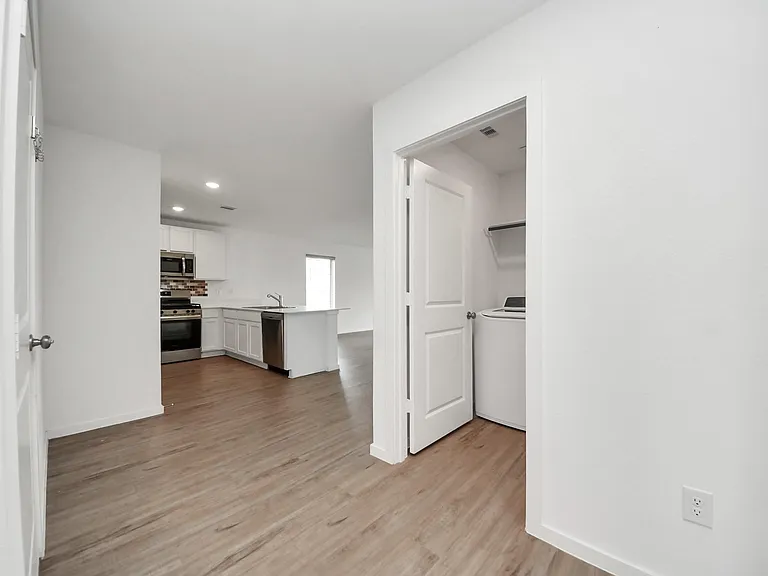 1607 Red Oak Dr — Photo 2