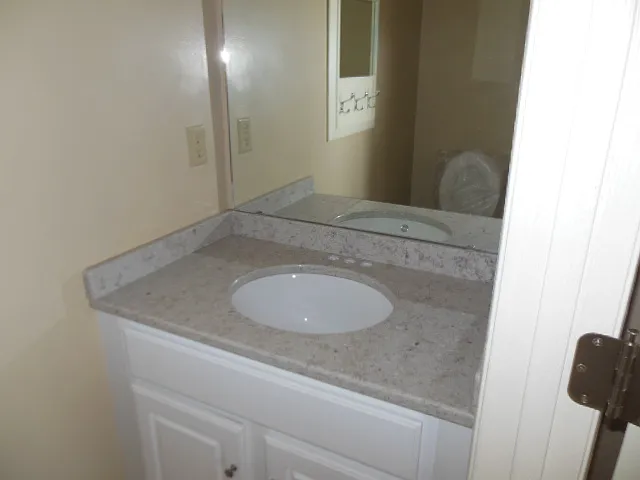 633 NE English Manor Dr #A — Photo 8