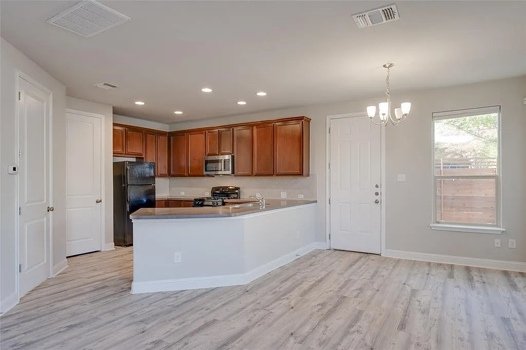 3 bed, 2.5 bath, 1410 sqft, $1,900 — Photo 4