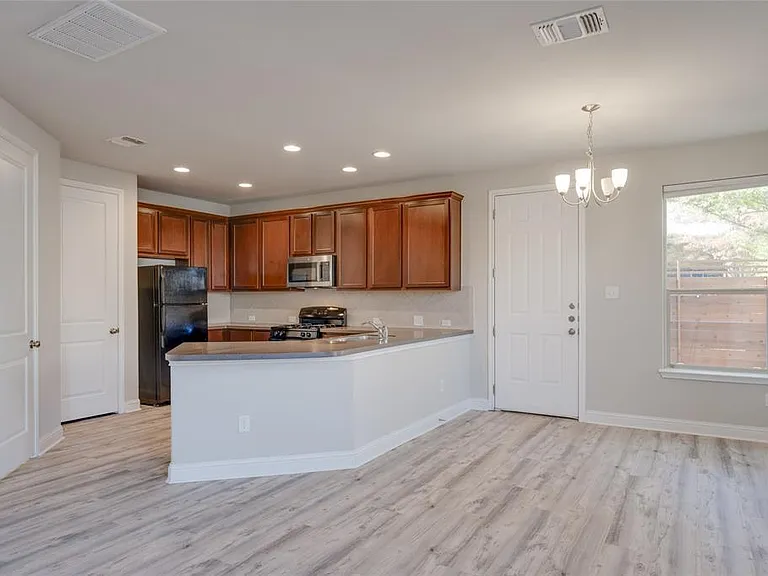 5701 Cougar Dr #D — Photo 4