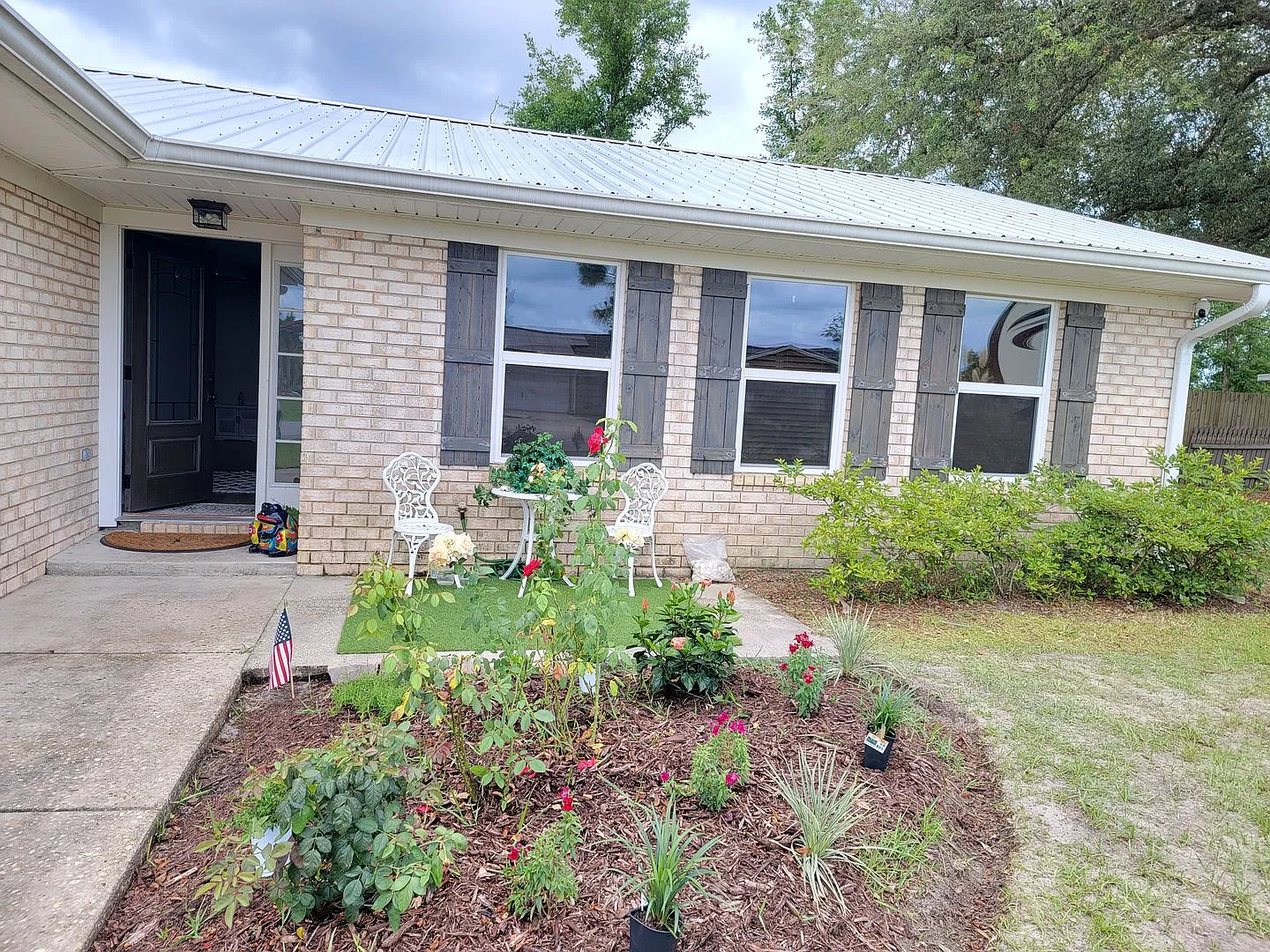 3 bed, 2.0 bath, 2600 sqft, $2,400 — Photo 2