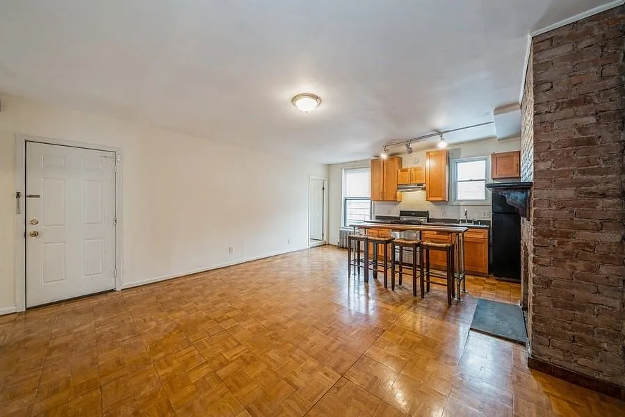 2 bed, 1.0 bath, $3,200 — Photo 2
